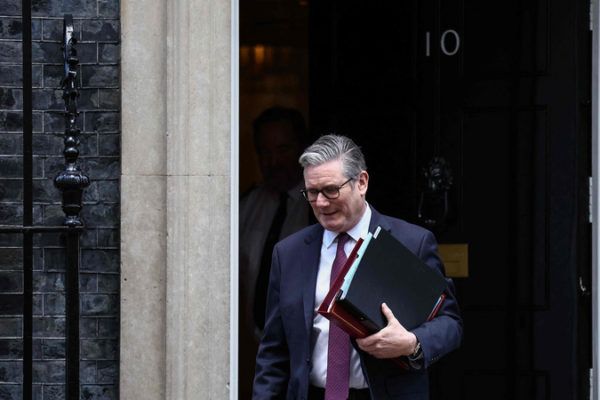 UK PM Starmer's Top Comms Chief Resigns Amid Leadership Shakeup 🌪️