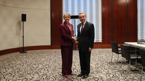 FXZ7JWY693PBAN7LTXNA - 🌍NewspaperAmigo – Your Global News Buddy 🗞️ China Urges Closer UK Ties Amid Global Challenges 🌐🤝