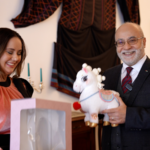 I2LFG32QQ2IAIZ2BAYJD - 🌍NewspaperAmigo – Your Global News Buddy 🗞️ 🎉 CGTN Bridges Cultures with Spring Festival Mascot Gift to Jordan video poster