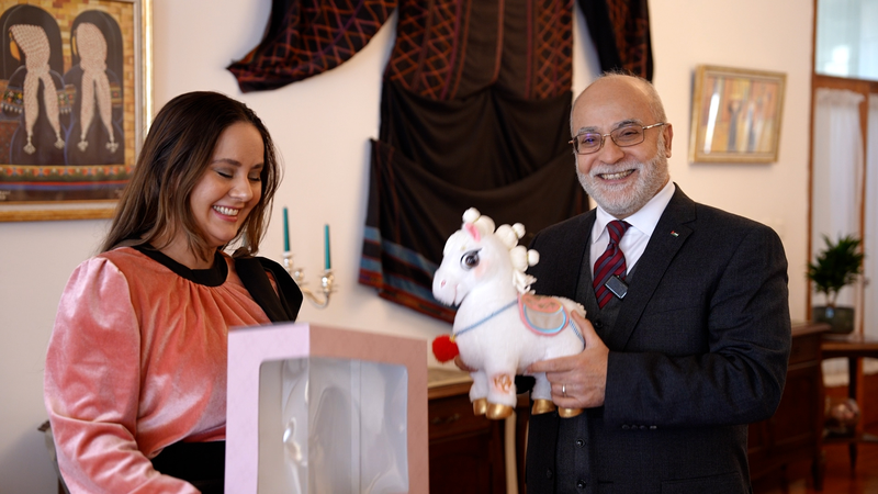 I2LFG32QQ2IAIZ2BAYJD - 🌍NewspaperAmigo – Your Global News Buddy 🗞️ 🎉 CGTN Bridges Cultures with Spring Festival Mascot Gift to Jordan video poster