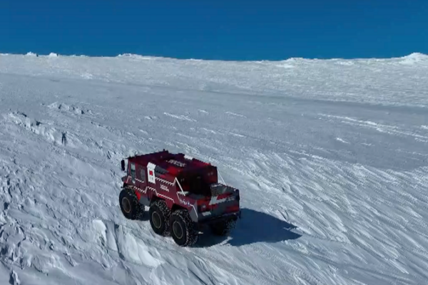 China’s Snow Leopard Conquers Antarctica 🐆❄️
