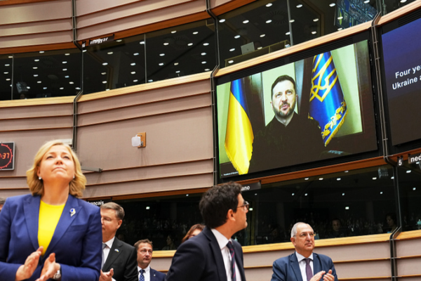 Zelenskyy Hints at U.S.-Russia-Ukraine Talks Within 10 Days 🌍✌️