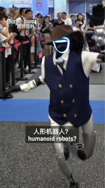 OS1YLF3NSZ26RY4QIVFL - 🌍NewspaperAmigo – Your Global News Buddy 🗞️ 🤖 Why 2026 Is the Year of Humanoid Robots in China 🌟 video poster