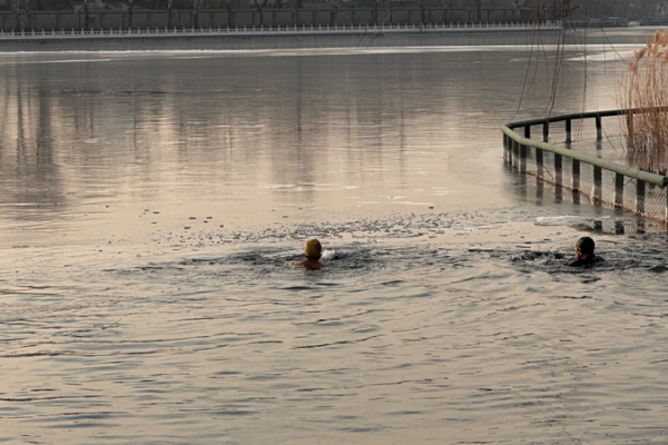 Beijing Retirees Defy Winter Chill with Lakeside Fitness Routines 🧓❄️