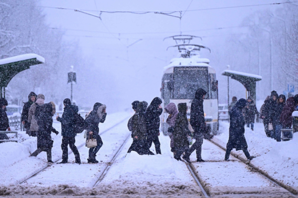 Romania Reels as Severe Blizzard Disrupts Travel Nationwide 🌨️✈️