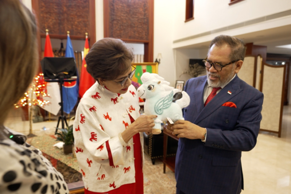 🎉 Indonesian Ambassador Celebrates Spring Festival with CMG Mascot Gift video poster