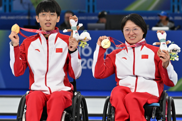 🇨🇳 Chinese Duo Make History with Paralympic Curling Gold 🥇 video poster