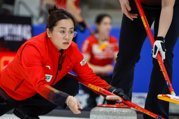 🇨🇳 China Crushes Italy 10-3 at Women's Curling Championship 🥌