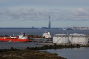 Oil Prices Dip as US Eases Sanctions on Russian Crude 🌍⛽