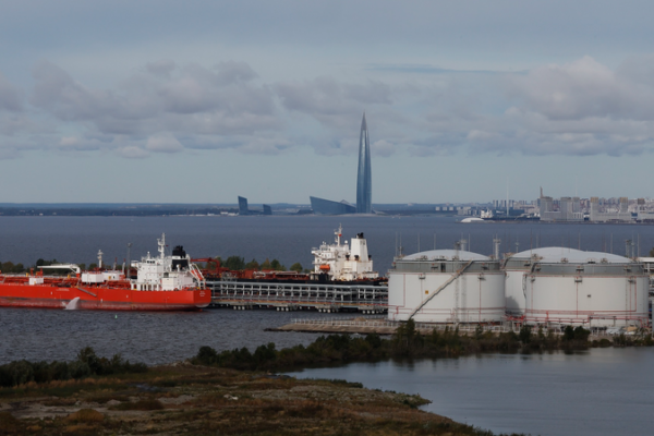 Oil Prices Dip as US Eases Sanctions on Russian Crude 🌍⛽