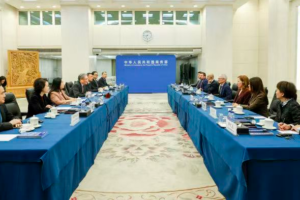 Apple CEO Tim Cook, China’s Commerce Minister Discuss Trade Ties 🌏🤝