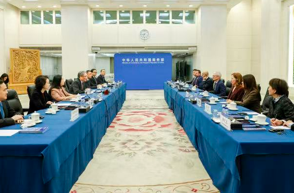 Apple CEO Tim Cook, China’s Commerce Minister Discuss Trade Ties 🌏🤝