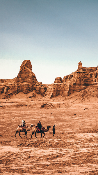6B9NJRJEPL0KO3Y1YFCX - 🌍NewspaperAmigo – Your Global News Buddy 🗞️ Xinjiang's Karamay Rides Film Fame to Boost Tourism 🎬🏜️ video poster