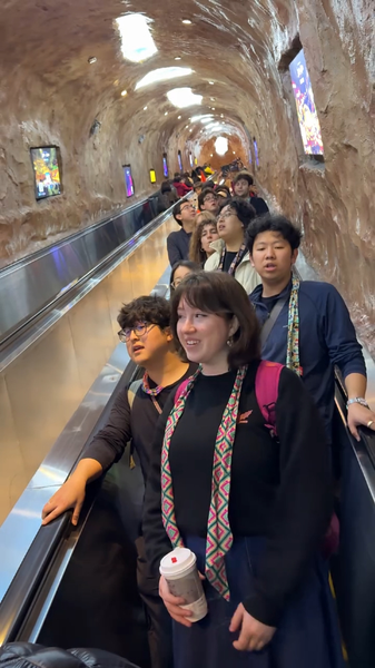🎵 Yale Students Serenade Zhangjiajie with 'Jasmine Flower' 🌄 video poster