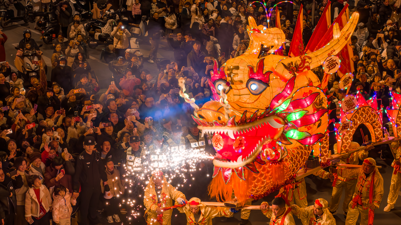 A26F7XAUKATUZ5UQ1AQM - 🌍NewspaperAmigo – Your Global News Buddy 🗞️ Lishui's Dragon Spectacle Lights Up 2026 Lantern Festival 🐉✨ video poster