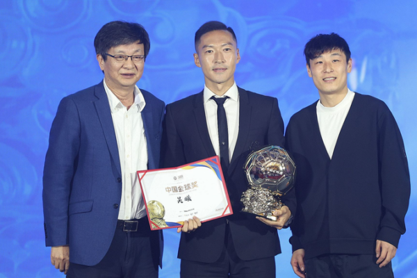 Wu Xi Scores Big: Veteran Midfielder Named 2025 Chinese Footballer of the Year ⚽️🏆