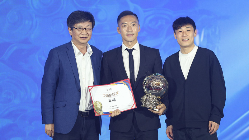 DAEIJN5ME48QZUZ3AQKM - 🌍NewspaperAmigo – Your Global News Buddy 🗞️ Wu Xi Scores Big: Veteran Midfielder Named 2025 Chinese Footballer of the Year ⚽️🏆