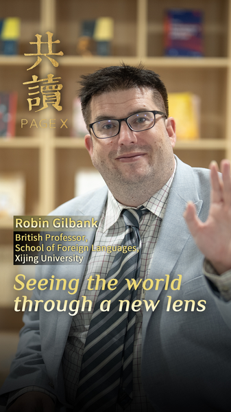DE09ZRYW55WZHI9F637B - 🌍NewspaperAmigo – Your Global News Buddy 🗞️ British Scholar Bridges Cultures Through Shaanxi Literature 🌏📚 video poster