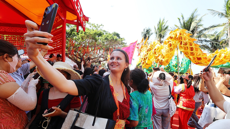 Hainan FTP Sees 54% Surge in Visa-Free Visitors 🛃✈️