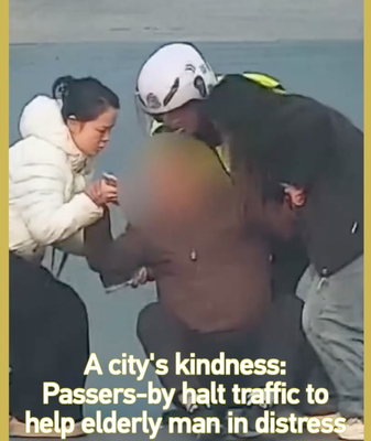 Hefei Heroes Halt Traffic to Aid Elderly Man 🚦👵 video poster