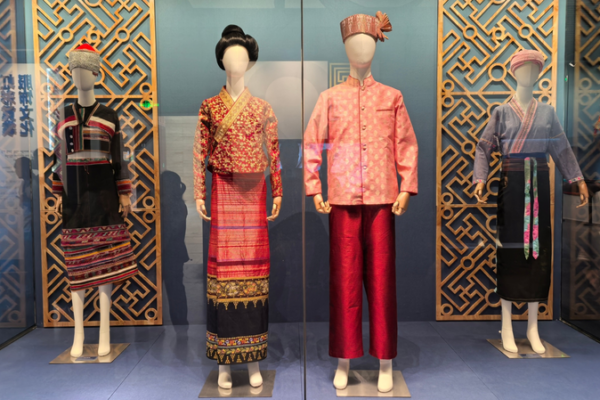 Xishuangbanna's Colorful Costumes Celebrate Ethnic Unity 🌈👘