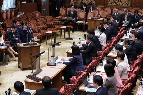 Japan's Takaichi Navigates Diplomatic Tightrope in US Visit 🌏⚖️