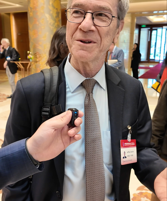 Jeffrey_Sachs_Praises_China_s_Global_Role_at_2026_Development_Forum video poster