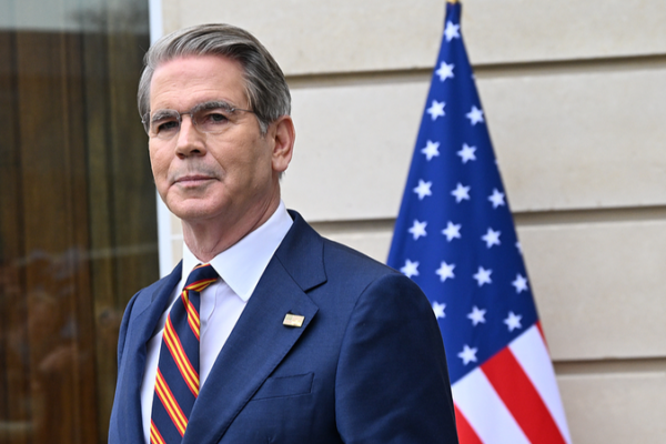 Bessent Denies Trump China Visit Delay Linked to Hormuz Tensions 🌏✈️