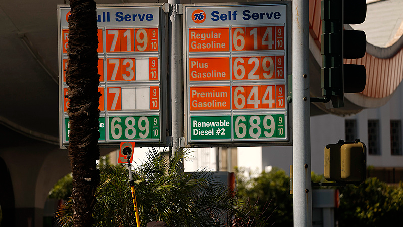 U.S. Taps Strategic Oil Reserves to Curb Soaring Gas Prices 🛢️💸