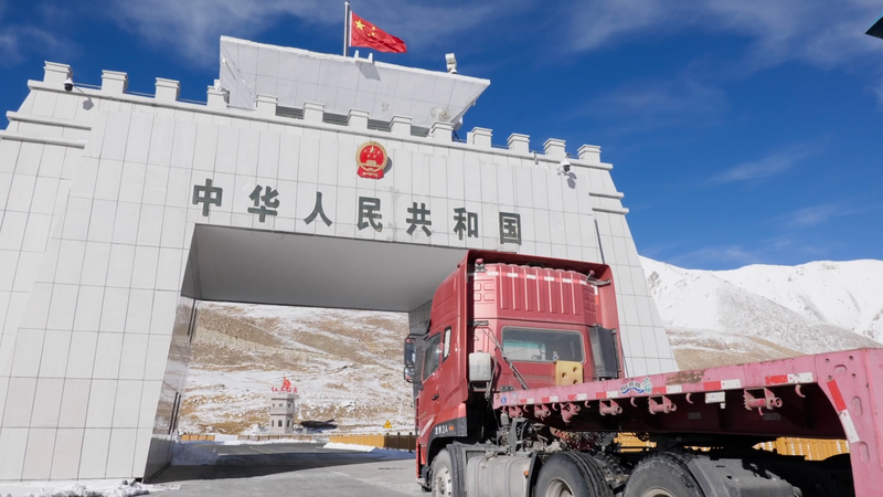 M3WUH3CLVYCRDVL9NZLW - 🌍NewspaperAmigo – Your Global News Buddy 🗞️ Xinjiang's 2026 Trade Boom: 36% Surge Sparks Global Interest 🌐📈 video poster