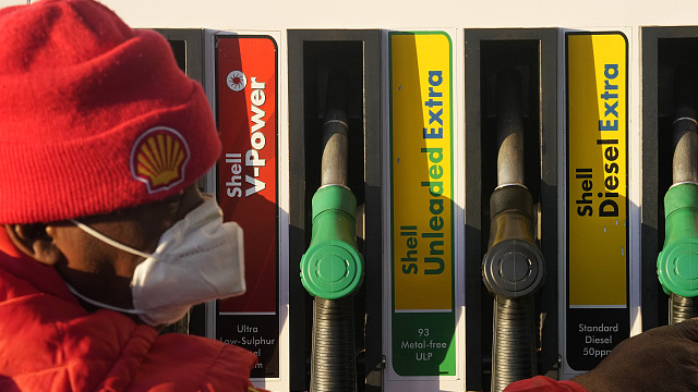 South Africa Urges Calm Amid Fuel Panic: No Shortage, Prices Set to Rise 🚗💨