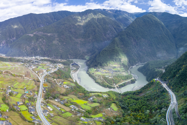 From 'Wrinkles of the Earth' to Prosperity: Nujiang's Poverty Alleviation Triumph 🌄