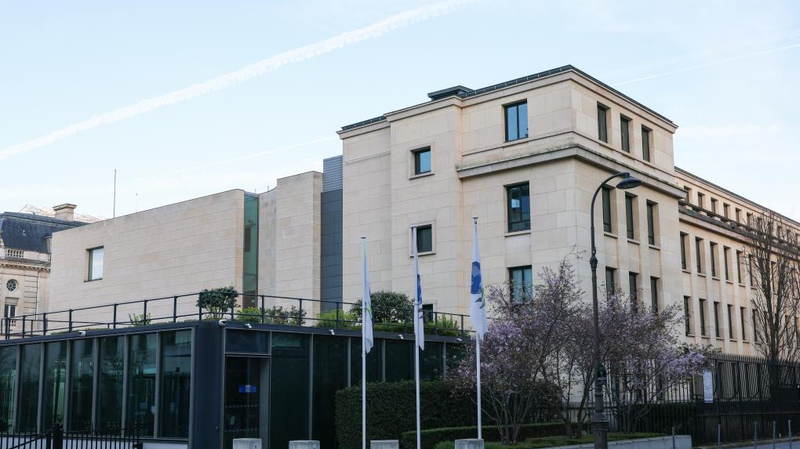 PXIMDZEJB1RZWAMRXRSC - 🌍NewspaperAmigo – Your Global News Buddy 🗞️ China, US Hail 'Constructive' Trade Talks in Paris 🌏💼