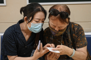China's 'Hospital Companions' Bridge Digital Divide in Healthcare 🌟🏥