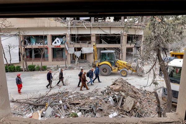 Iran-US Tensions Escalate: Ground Attack Fears, Hormuz Standoff, and Stalled Talks 🌍💥