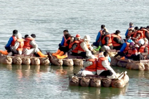 Crystal-Clear Yellow River Stuns Visitors at Ningxia's Shapotou 🌊🏜️ video poster