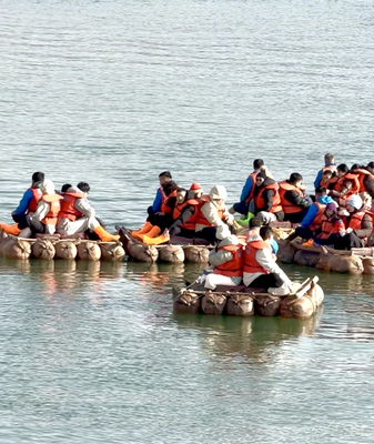 Crystal-Clear Yellow River Stuns Visitors at Ningxia's Shapotou 🌊🏜️ video poster