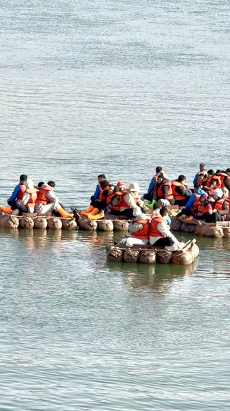Crystal-Clear Yellow River Stuns Visitors at Ningxia's Shapotou 🌊🏜️ video poster
