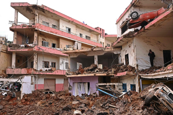 Israel Escalates Clashes with Hezbollah in Lebanon: Airborne Raid Sparks Regional Tensions 🌍✈️