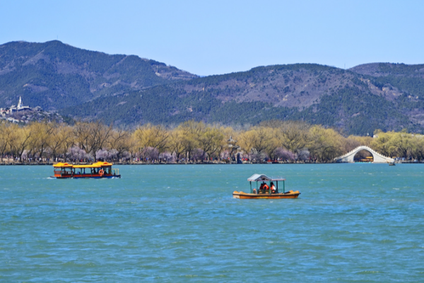 🌸 Spring Blooms Paint Beijing’s Summer Palace in Pink & Green 🌿