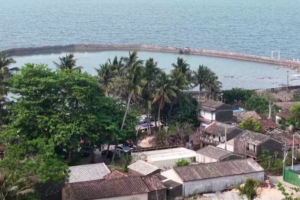 Hainan's Spring Tourism Boom Blends Culture & Nature 🌴🎉 video poster