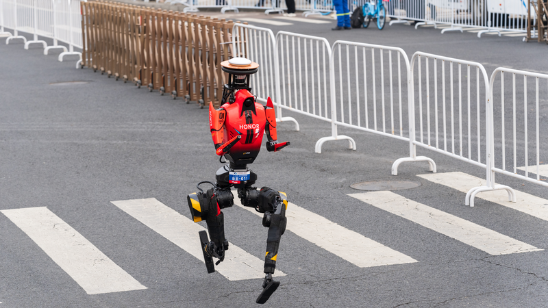 🤖 Lightning Strikes: Humanoid Robot Wins Beijing Half-Marathon! 🏃♂️💨