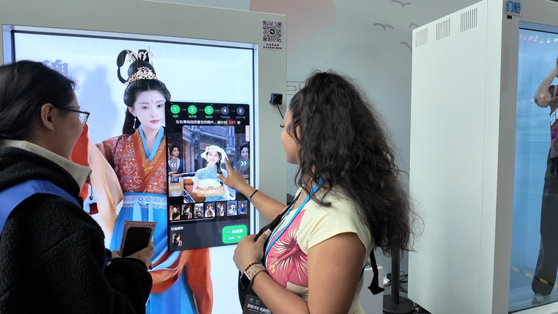 5TM2HHKJOYDOE6JPMCFB - 🌍NewspaperAmigo – Your Global News Buddy 🗞️ China-US Youth Bridge Cultures with Tech Innovation 🌐✨ video poster