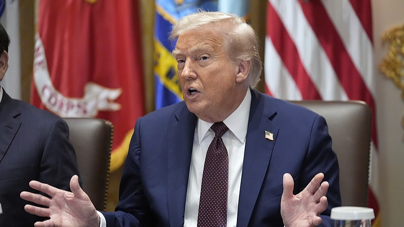 Trump Claims Iran Seeks Ceasefire Amid Hormuz Tensions 🌍⚡