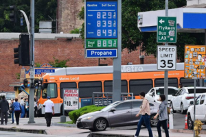 US Gas Prices Soar to 4-Year High Amid Middle East Tensions 🌍⛽