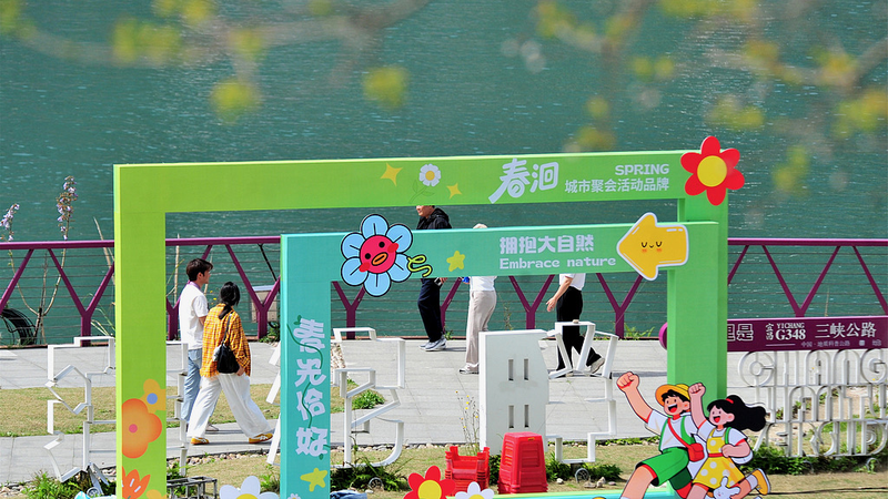 China's Holiday Reboot Sparks Travel Frenzy & Economic Surge 🌸✈️