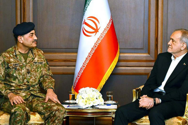 Iran Tightens Grip on Hormuz Strait Amid Rising US Tensions 🌍⚡