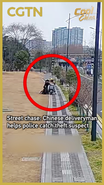 Scooter Hero: Deliveryman Aids Police in Thrilling Street Chase 🛵👮 video poster