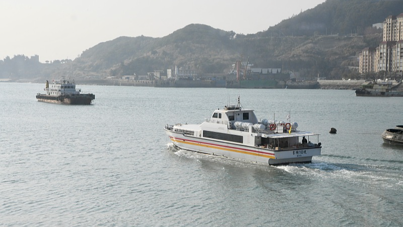 H01ANR0OF5J3HXTL8T9X - 🌍NewspaperAmigo – Your Global News Buddy 🗞️ Qingming Festival Sparks Surge in Cross-Strait Travel via 'Mini Three Links' 🌊✈️