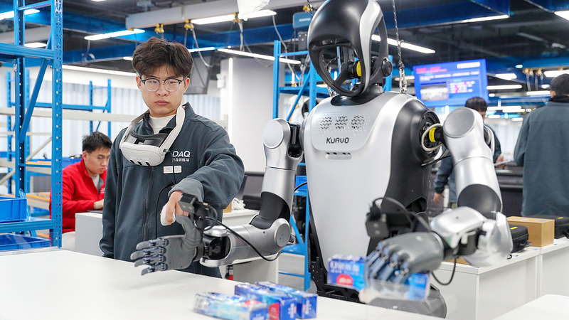 IL8M0EREDECQ9V9A0YM5 - 🌍NewspaperAmigo – Your Global News Buddy 🗞️ China's E-Commerce Boost: Bridging Digital & Real Economies 🌐💼